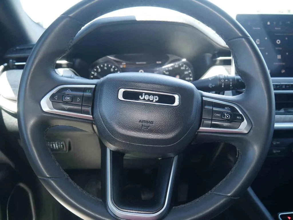Used 2024 Silver Jeep Latitude image 32