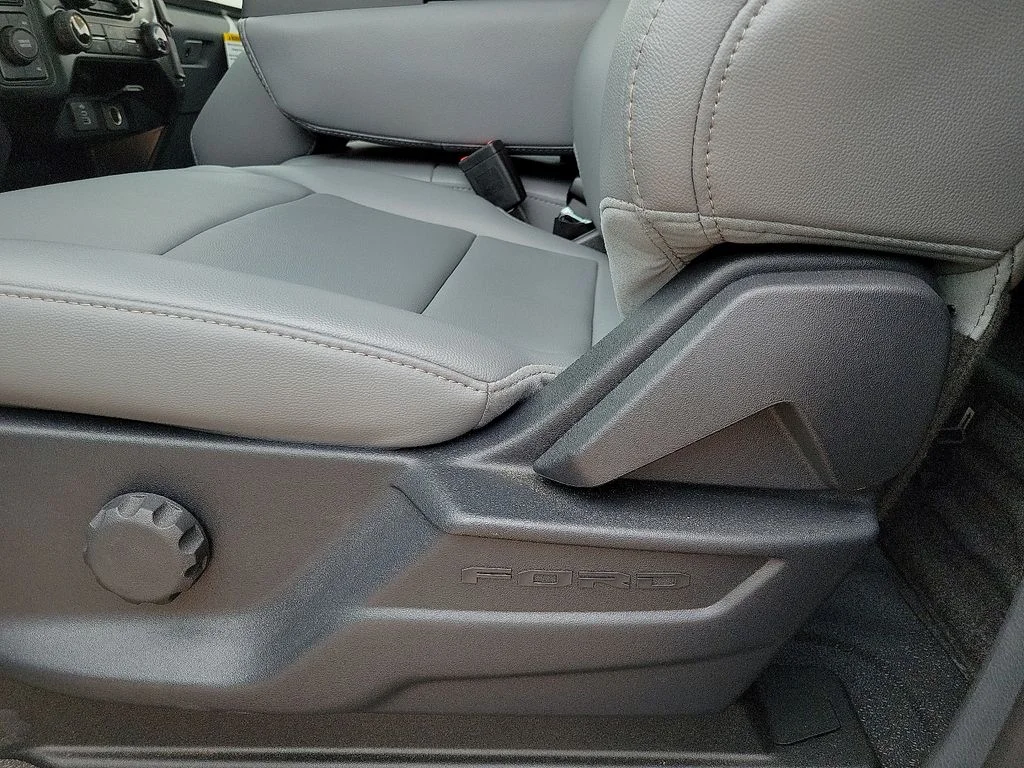2025 Ford F-350 Super Duty Chassis Cab XL - Photo 20