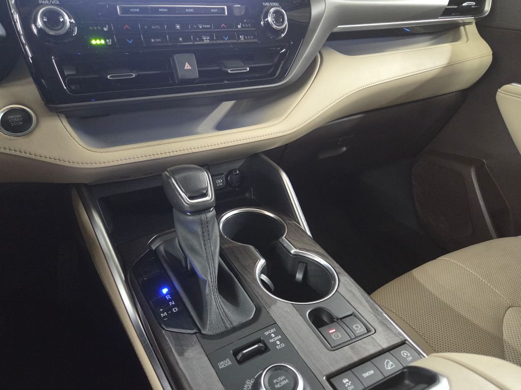 Used 2021  Toyota Limited image 26