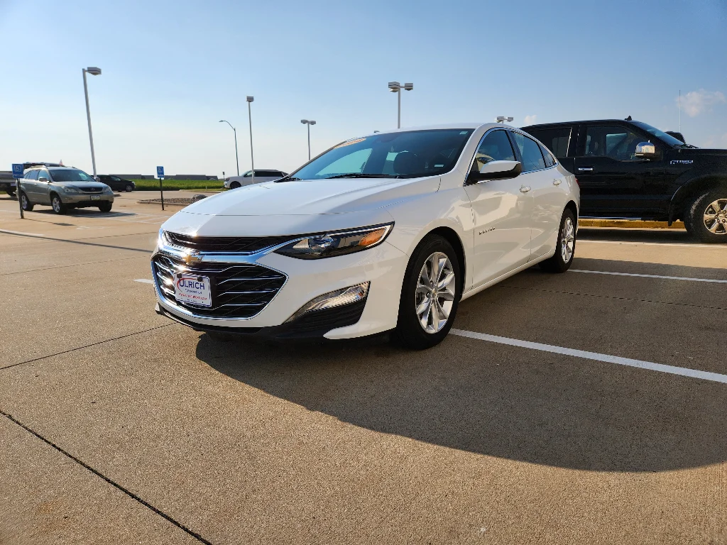 Used 2024 Summit White Chevrolet LT image 3