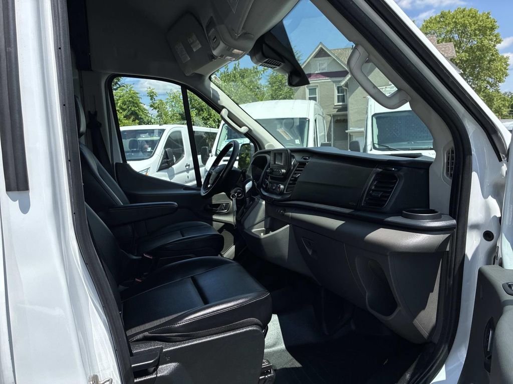 Used 2024  Ford Base image 9