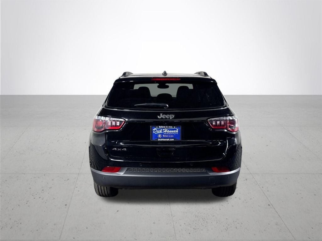 New 2026 Diamond Black Crystal Pearl-Coat Exterior Paint Jeep Limited image 7