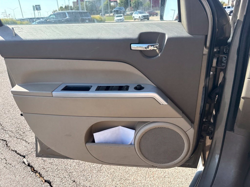 Used 2008 Beige Jeep Limited image 6