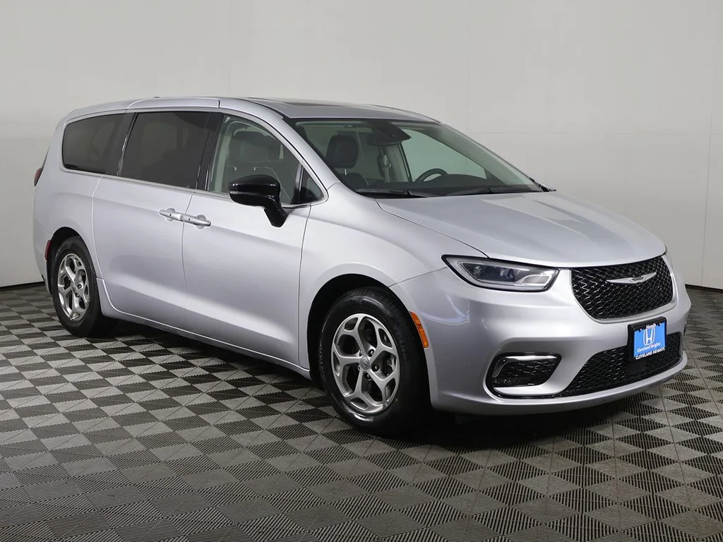 Used 2024 Silver Mist Clearcoat Chrysler Limited image 58