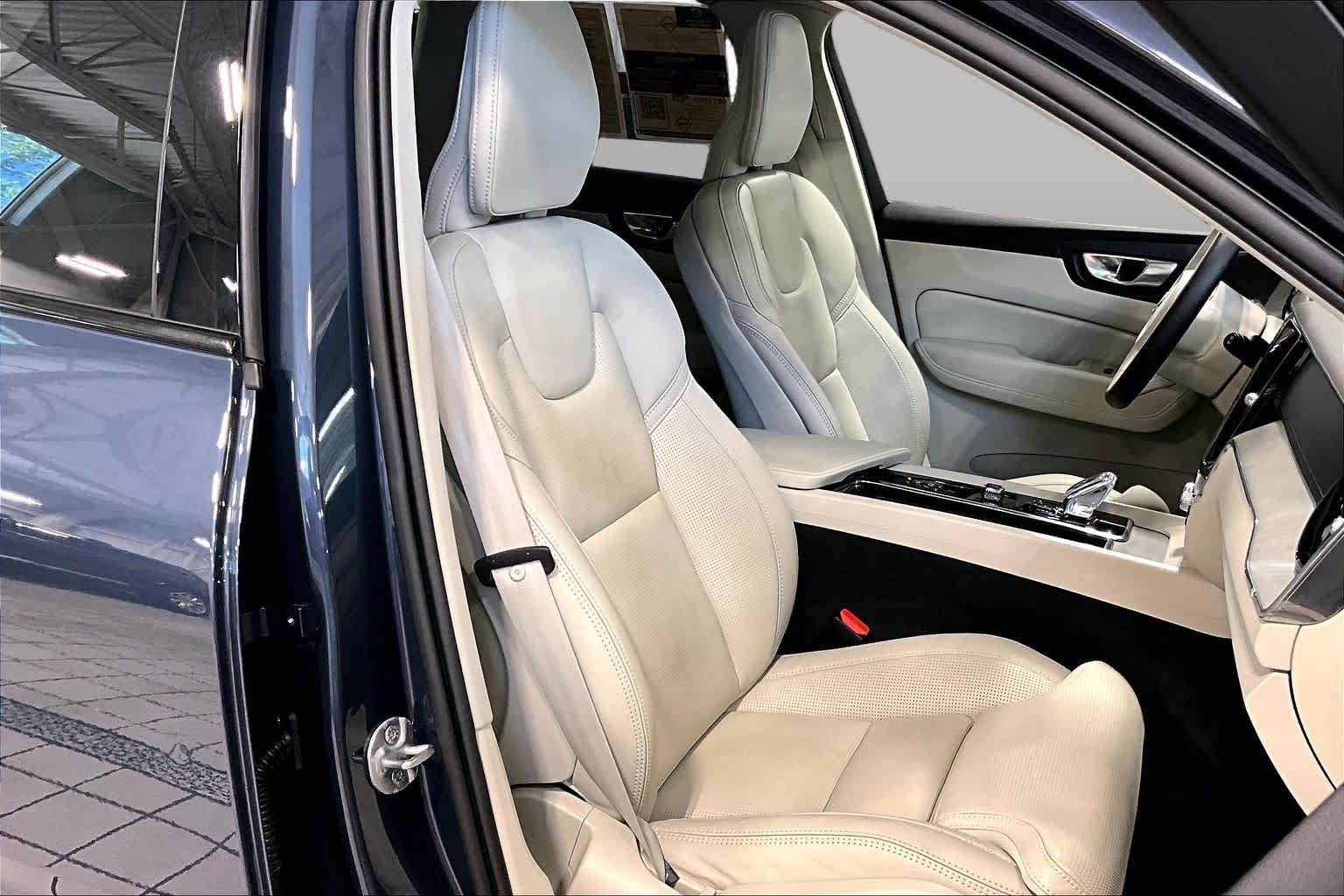Pre-Owned 2024 Volvo XC60 Ultimate Dark Theme
