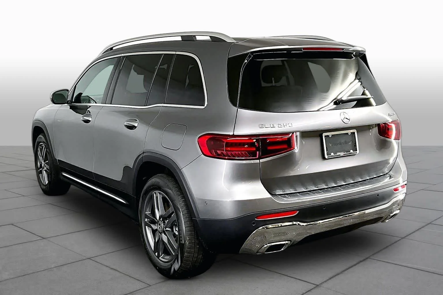 New 2026 Mountain Grey Metallic Mercedes-Benz GLB 250 image 4