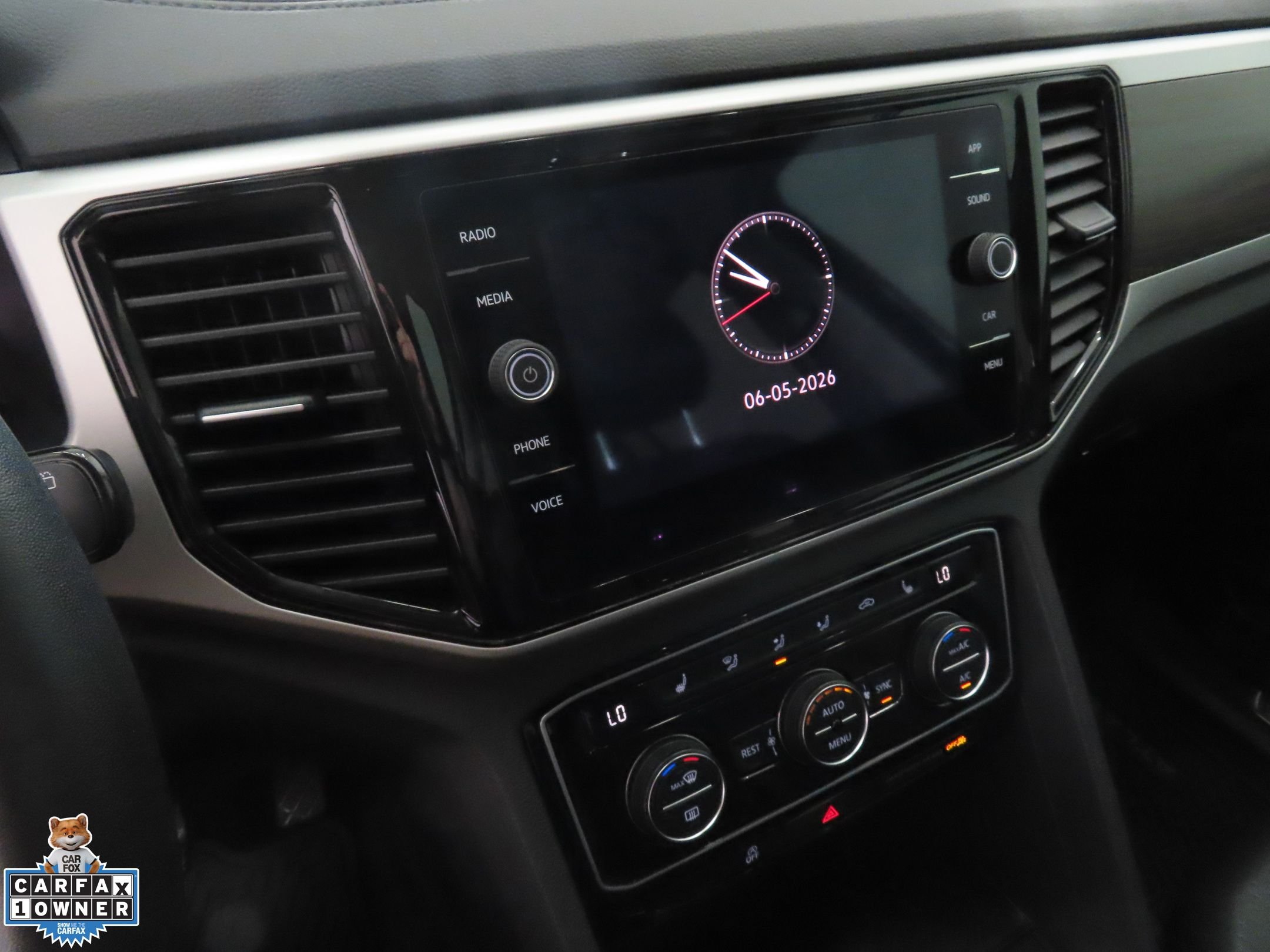 Used 2022 Black Volkswagen 2.0T SE w/Technology image 18
