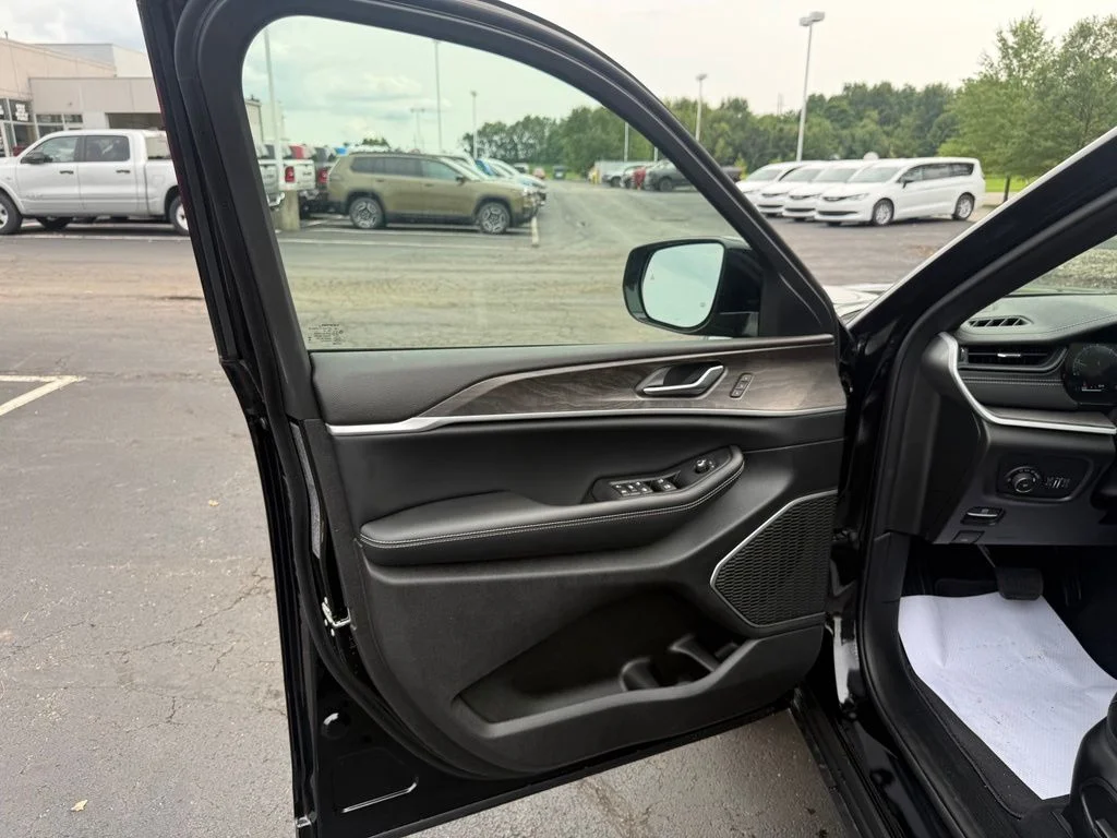 New 2026 Diamond Black Crystal Pearlcoat Jeep Limited image 11