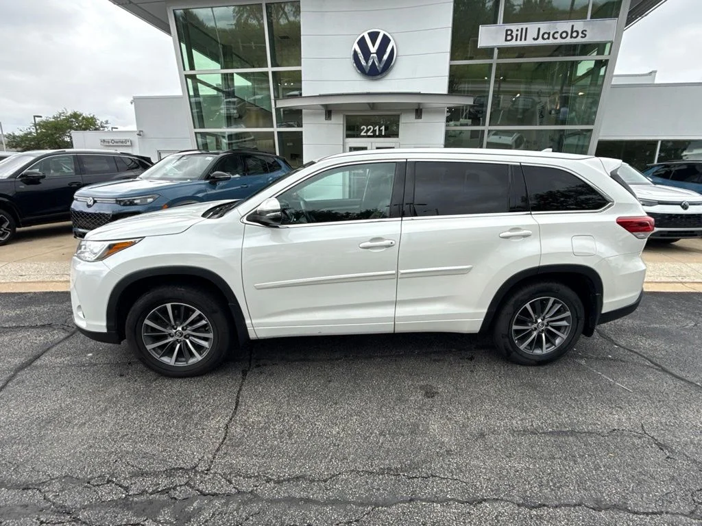 Used 2018 White Toyota XLE image 3