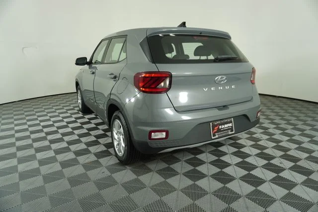 Used 2022 Gray Hyundai SE image 5