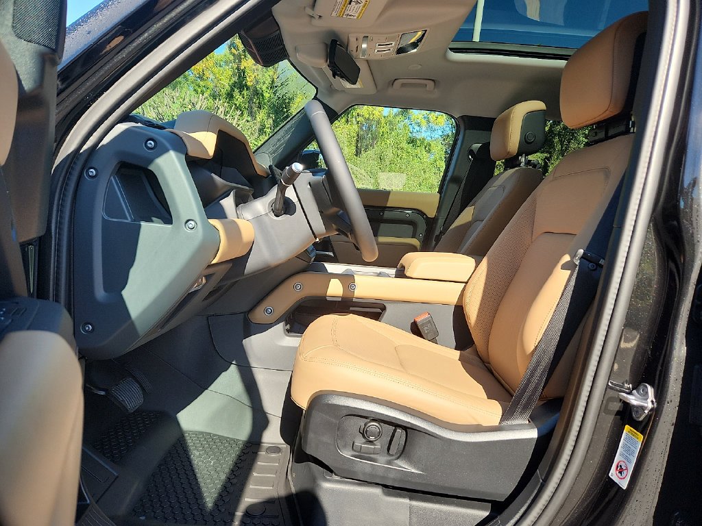 New 2026 Santorini Black Land Rover S image 6