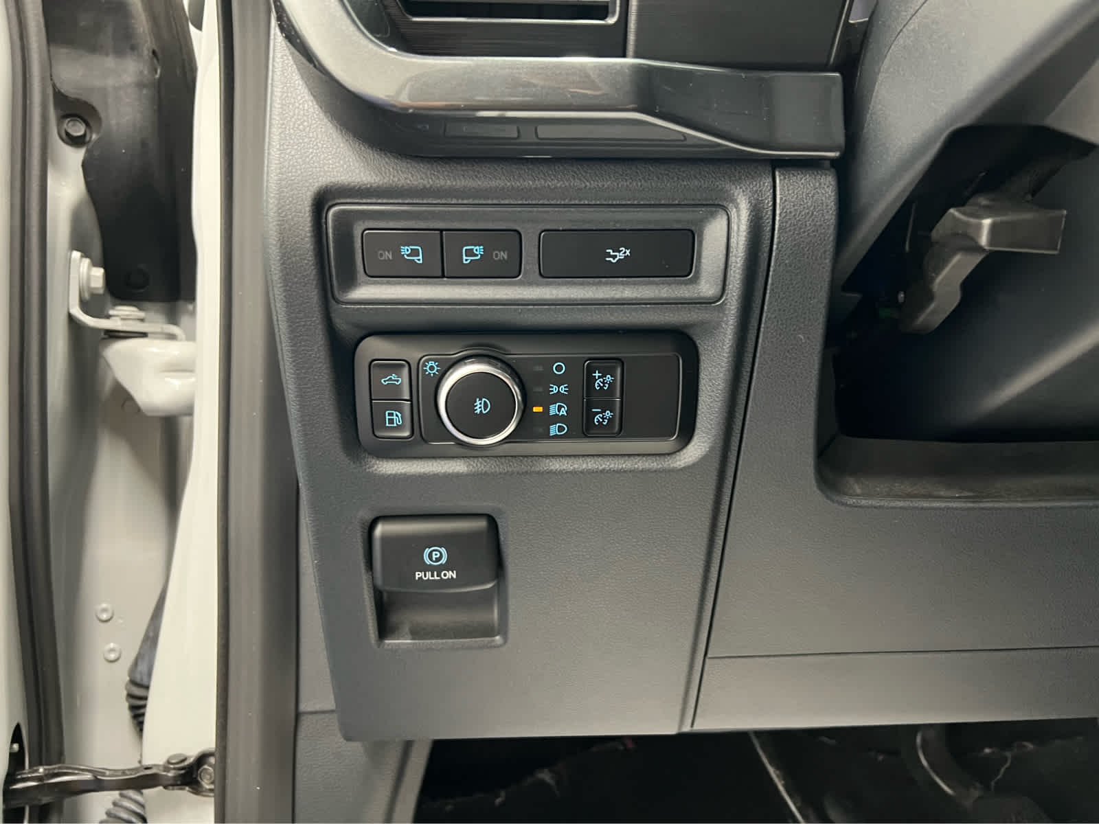 Used 2023 Avalanche Gray Ford XLT image 21