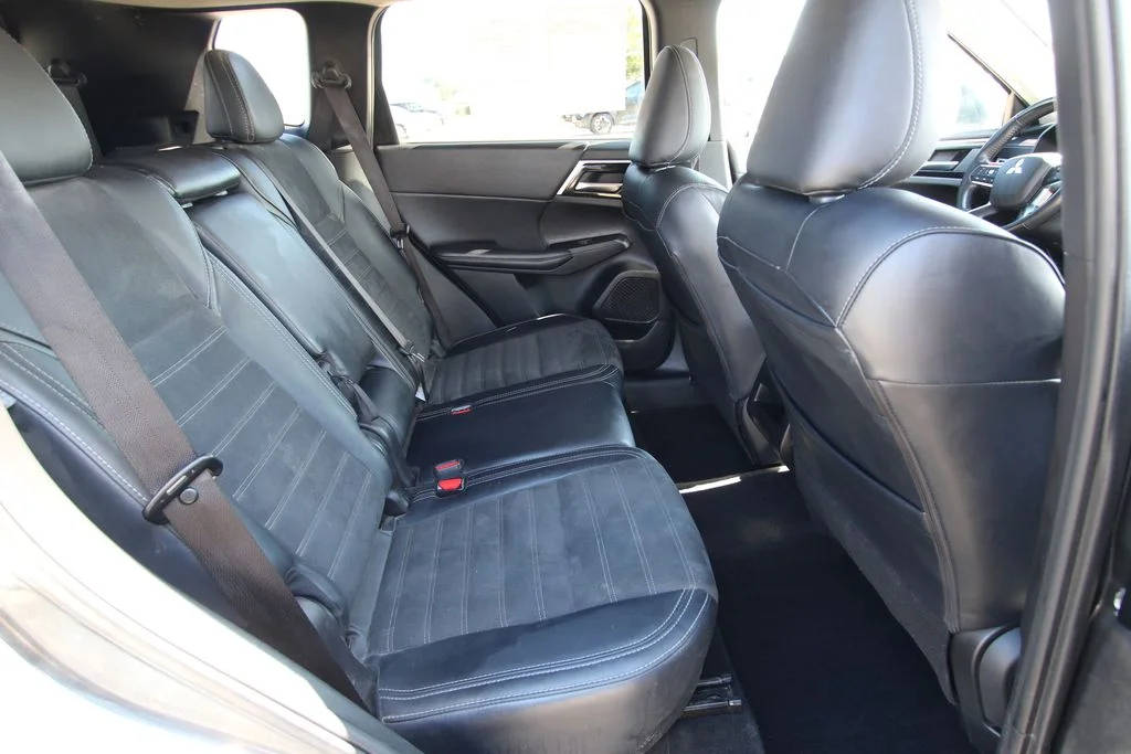 Used 2024  Mitsubishi SE image 9
