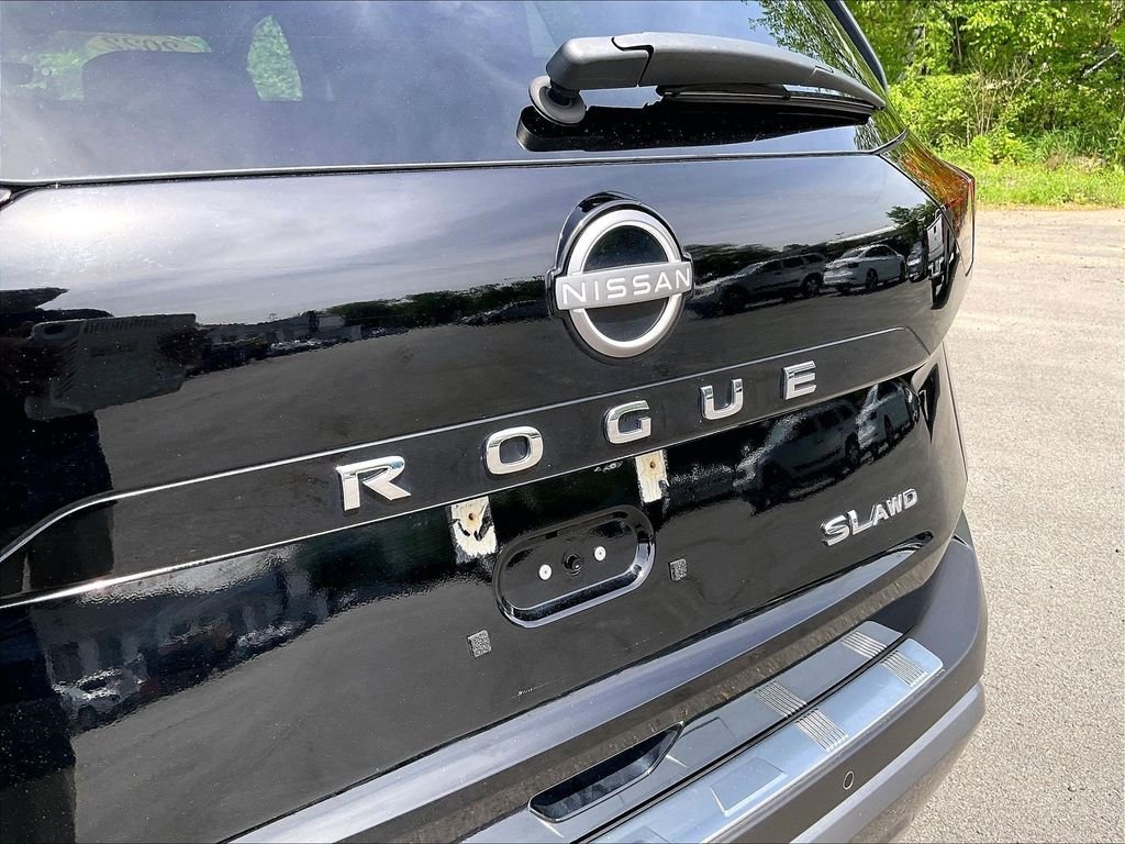 Certified Used 2022 Black Nissan SL image 28