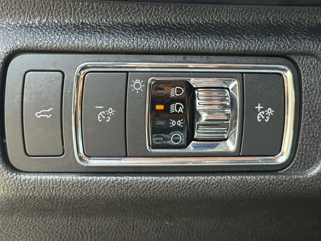 Used 2022 White Lincoln Standard image 32