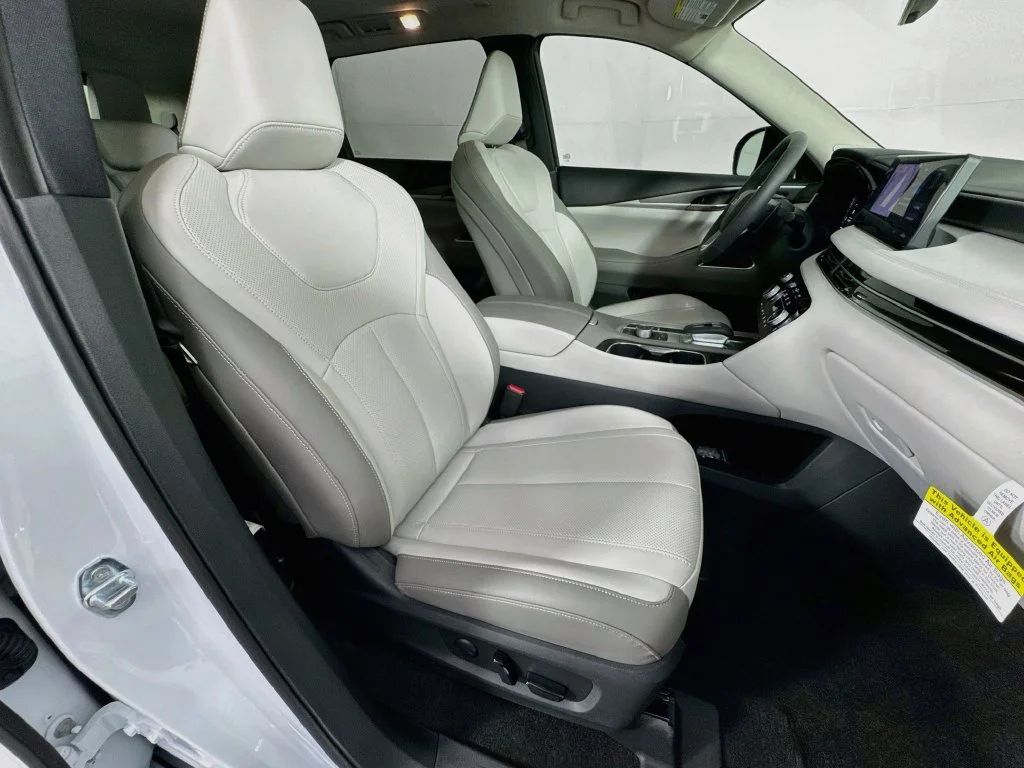 Certified Used 2027 White INFINITI LUXE image 40