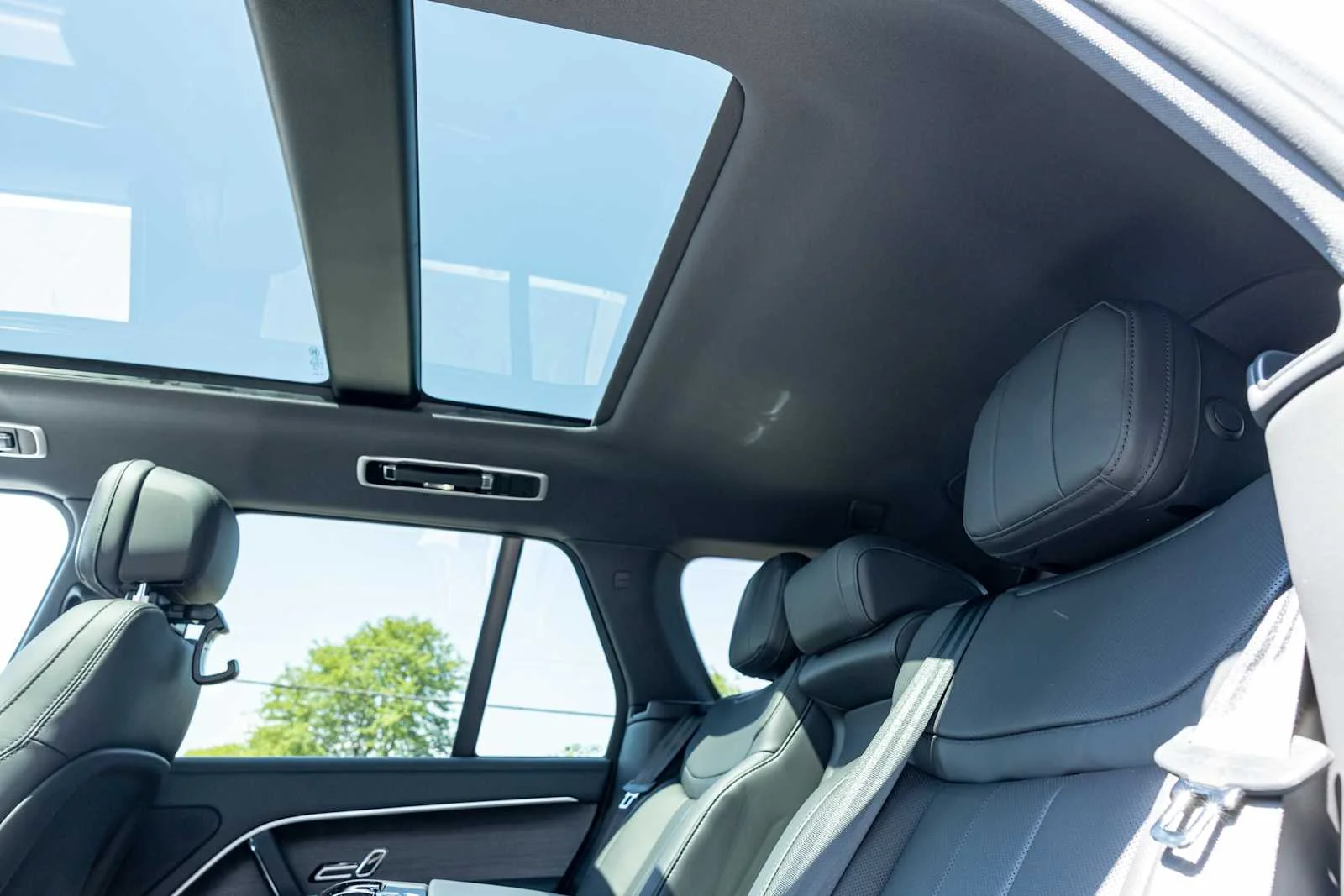 New 2026 Fuji White Land Rover SE image 27