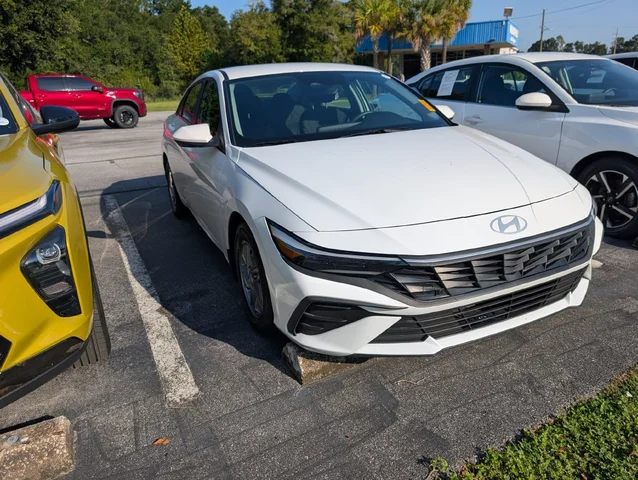 2025 Hyundai Elantra SE