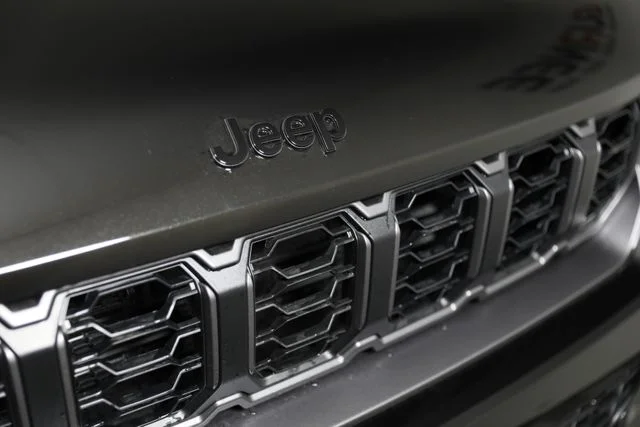 New 2026 Diamond Black Crystal Pearl-Coat Exterior Paint Jeep Altitude image 28