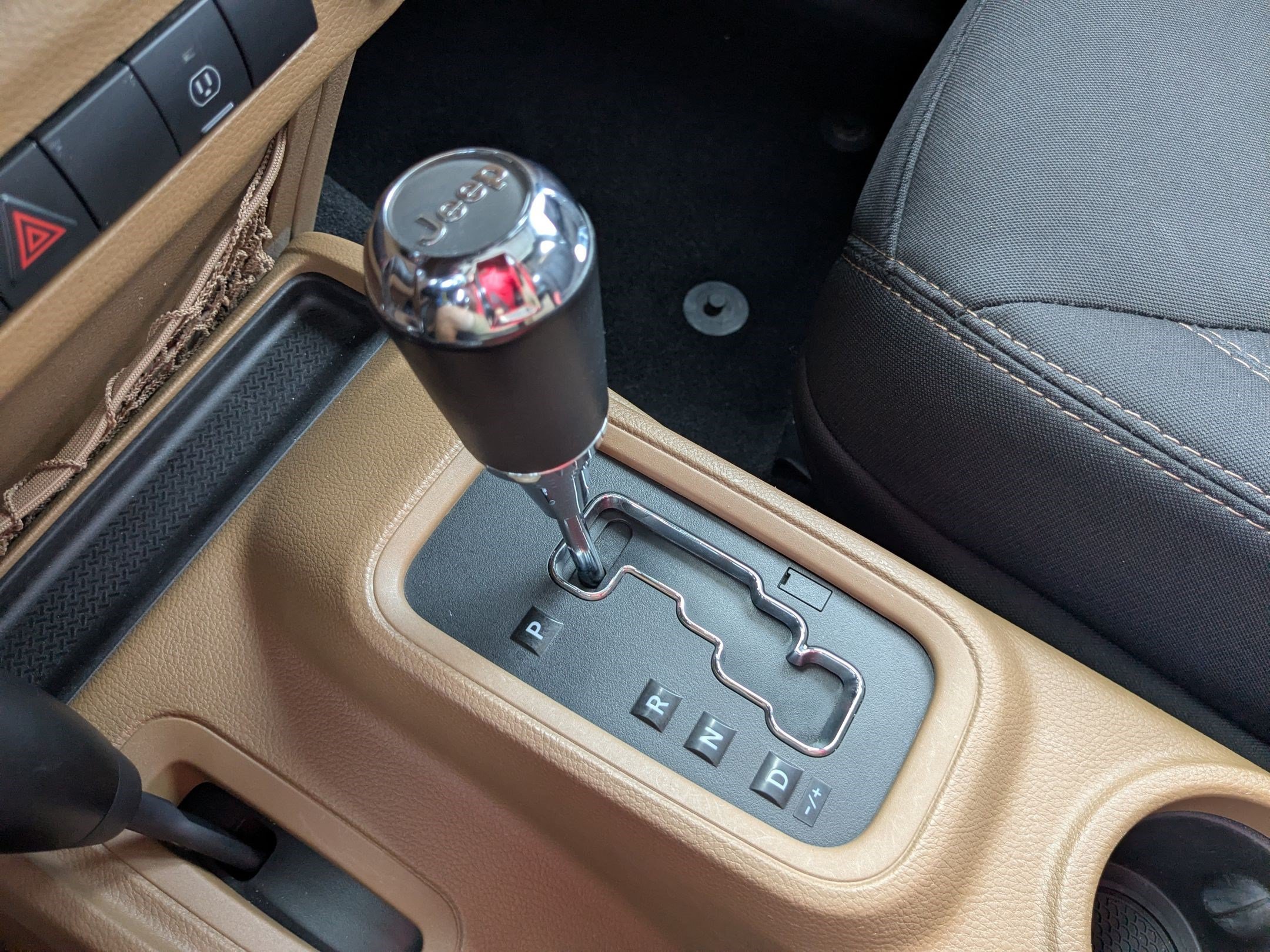 Used 2014 Billet Metallic Clearcoat Jeep Sahara image 23