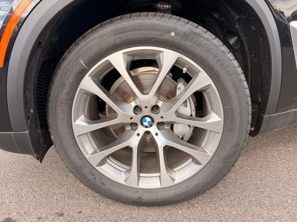 New 2026 Black Sapphire Metallic BMW xDrive40i image 5