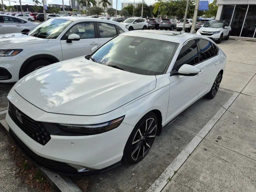 Used 2023 Platinum White Pearl Honda Touring image 3