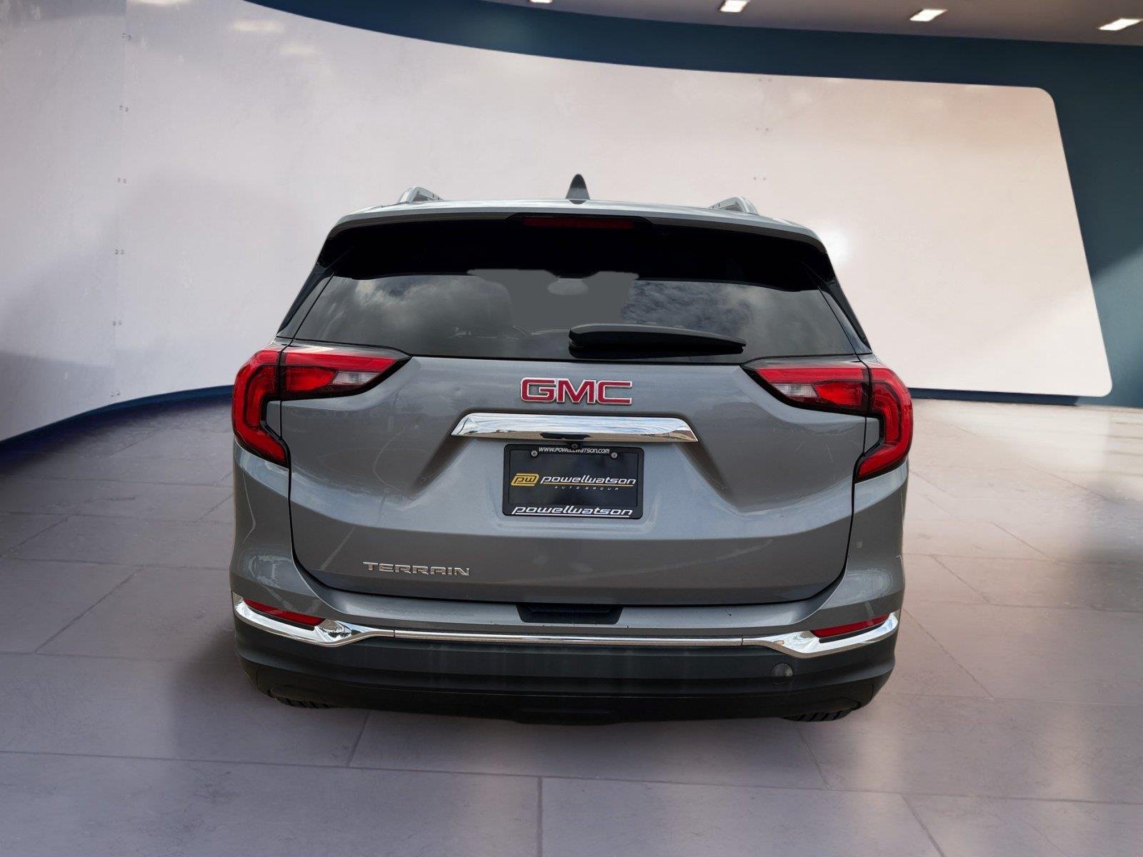 Used 2021 Graphite Gray Metallic GMC SLT image 4
