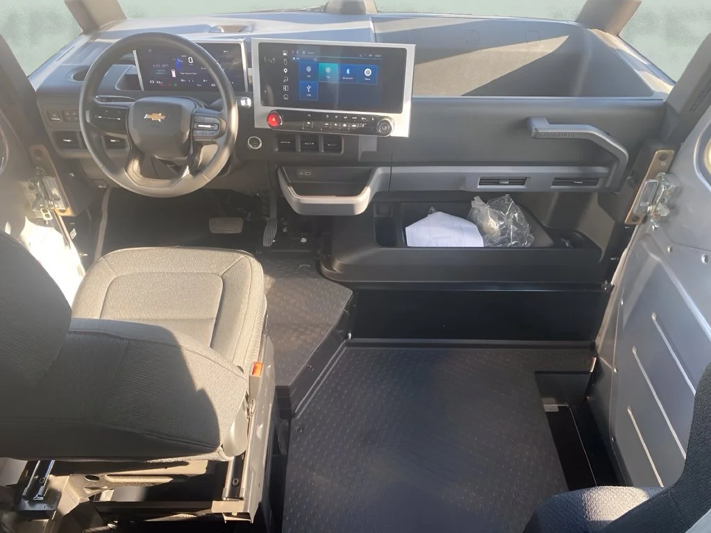 Used 2025 Oyster White Chevrolet EJY image 16