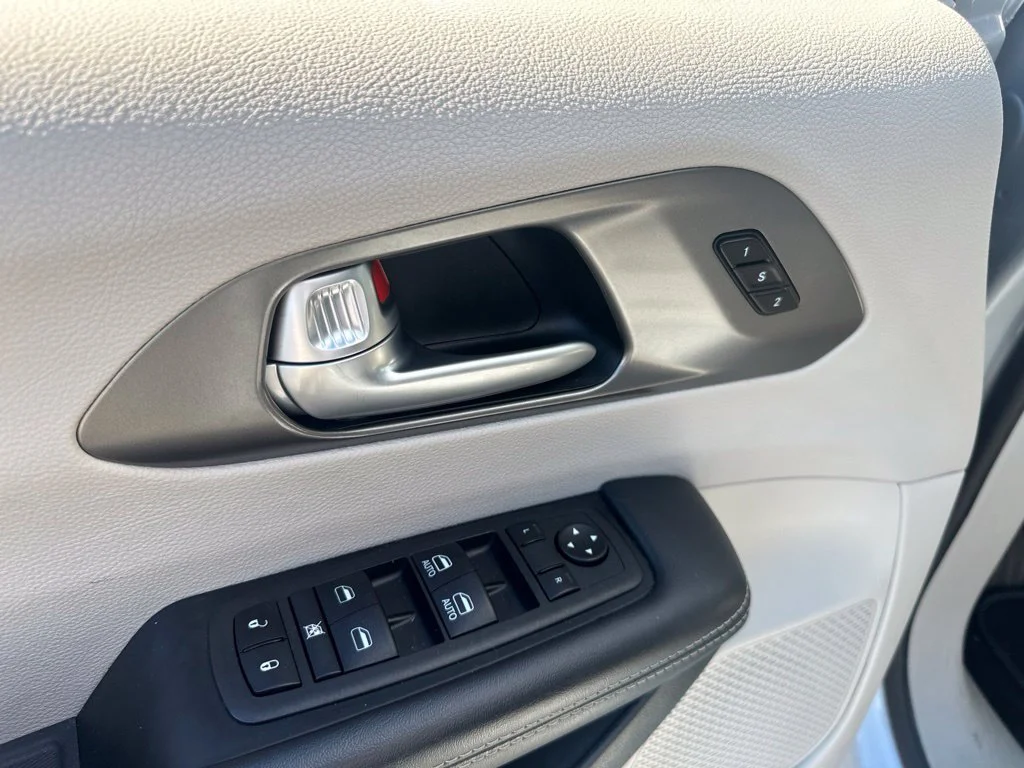 Used 2024 Silver Mist Clearcoat Chrysler Touring L image 17