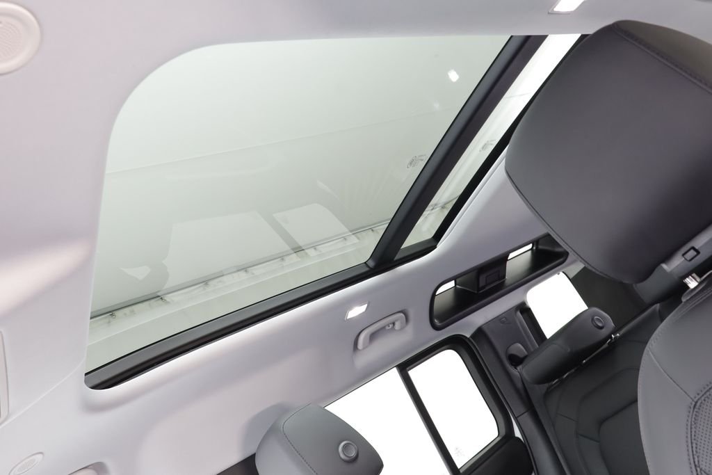 Used 2025 White Land Rover S image 13