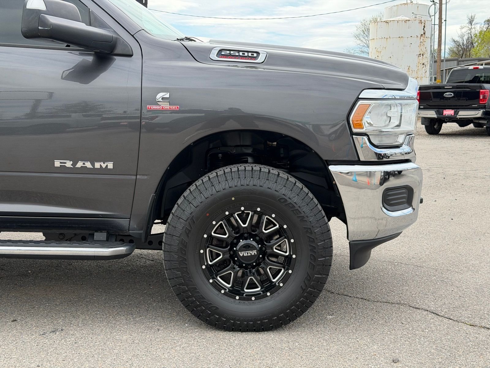 View vehicle photo 4