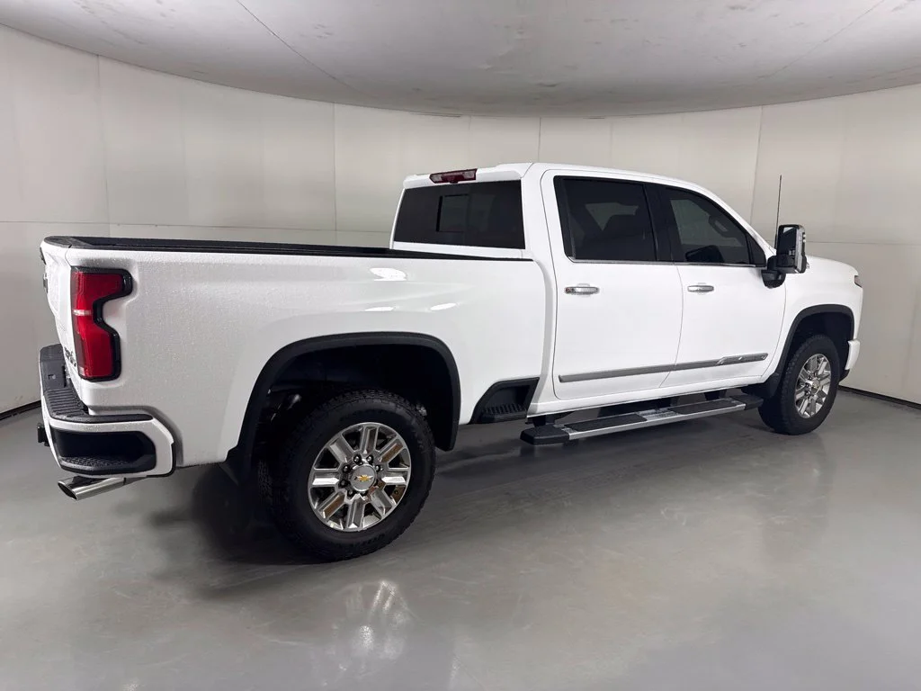New 2026 Summit White Chevrolet High Country image 10