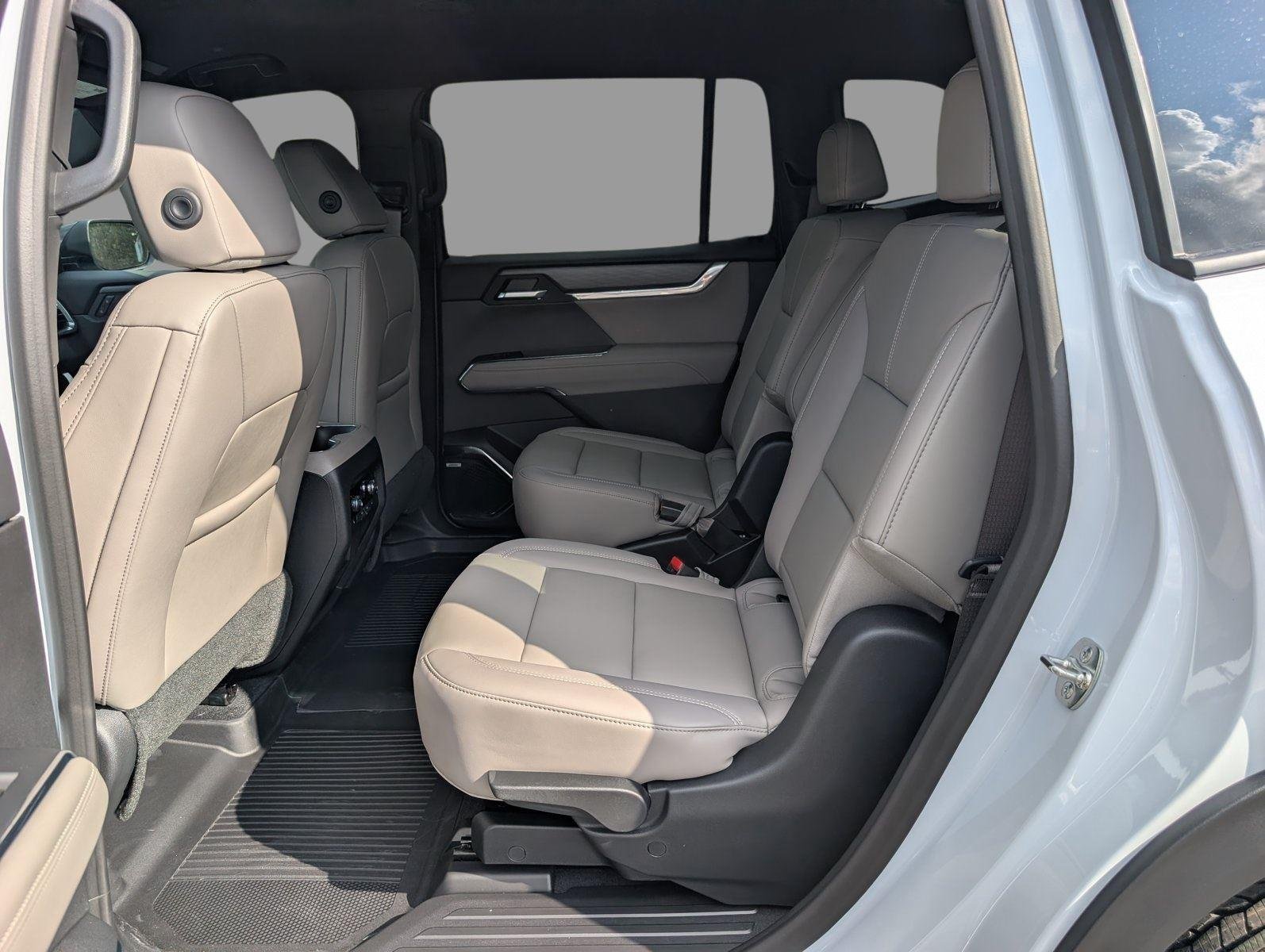 New 2026 Glacier White Tricoat GMC Elevation image 28