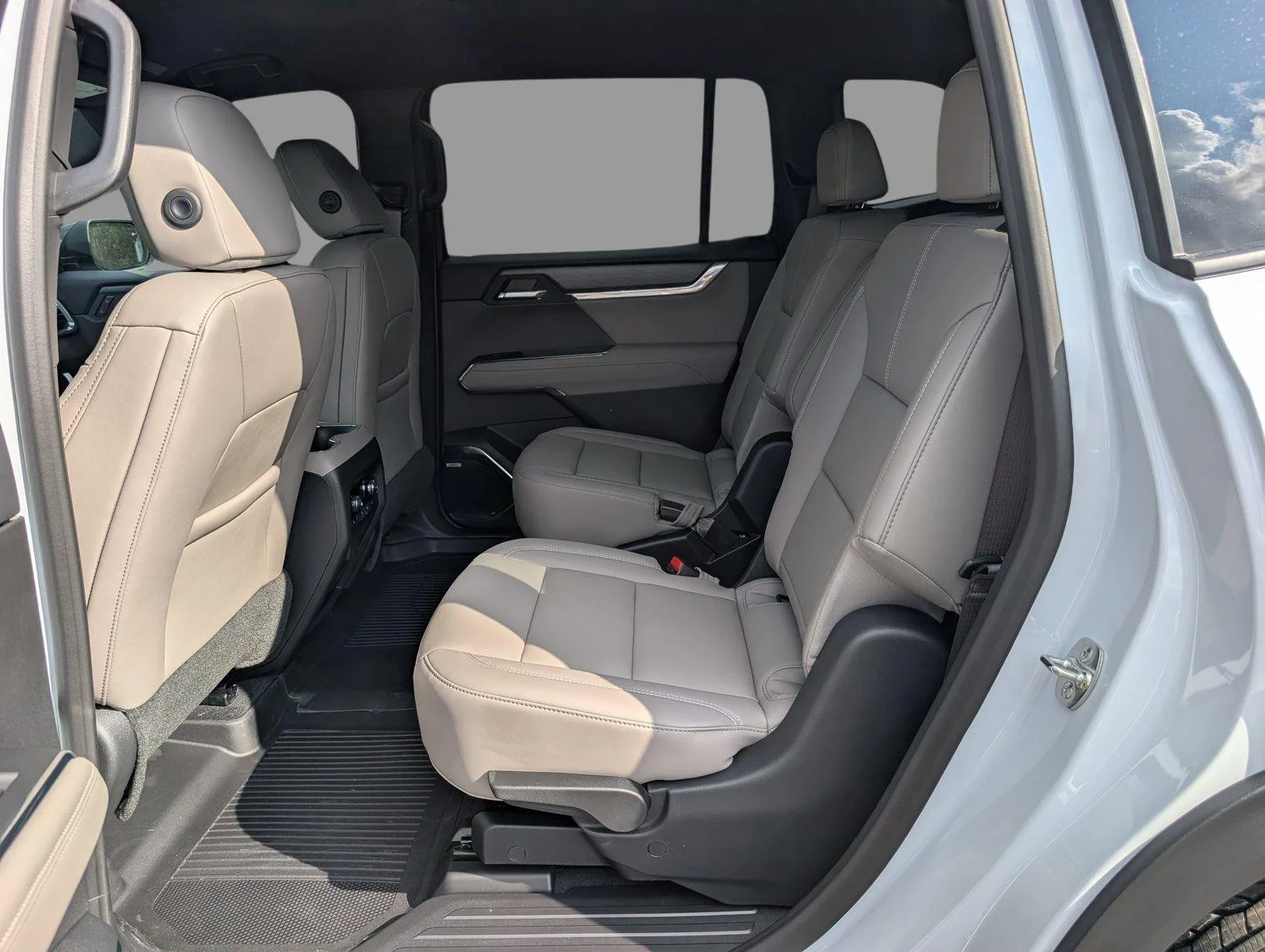 New 2026 Glacier White Tricoat GMC Elevation image 28