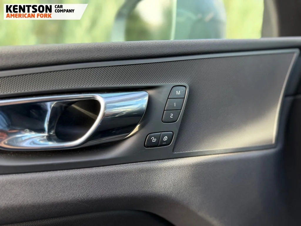 Used 2019 Gray Volvo T6 Momentum image 20