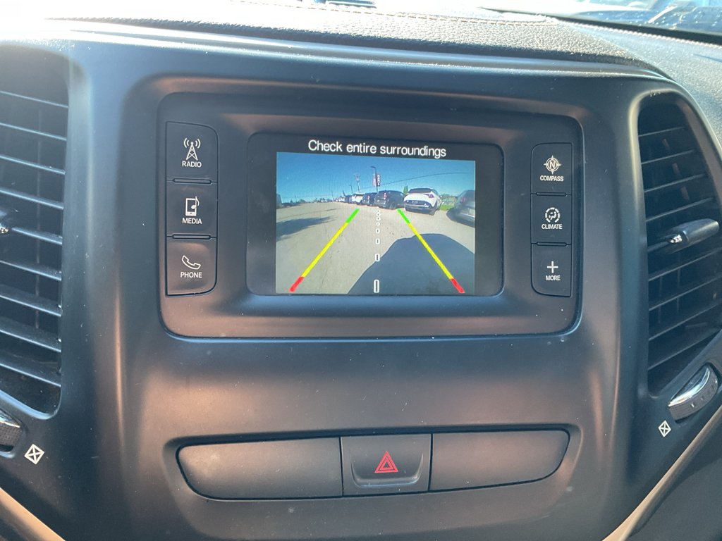 Used 2015 Brilliant Black Crystal Pearlcoat Jeep Latitude image 17