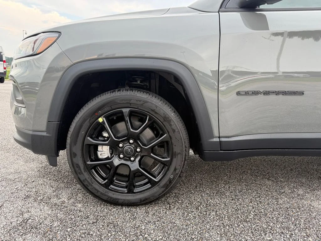 New 2026 Sting-Gray Clearcoat Jeep Latitude image 24