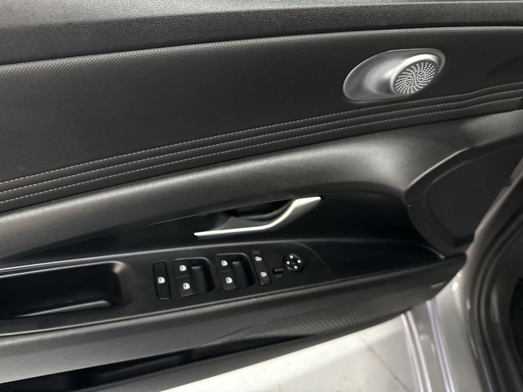 Used 2021 Fluid Metal Hyundai SEL image 15