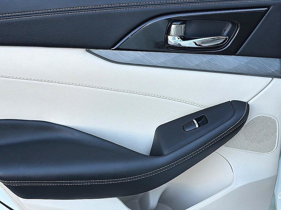 Used 2018 Pearl White Nissan SV image 8