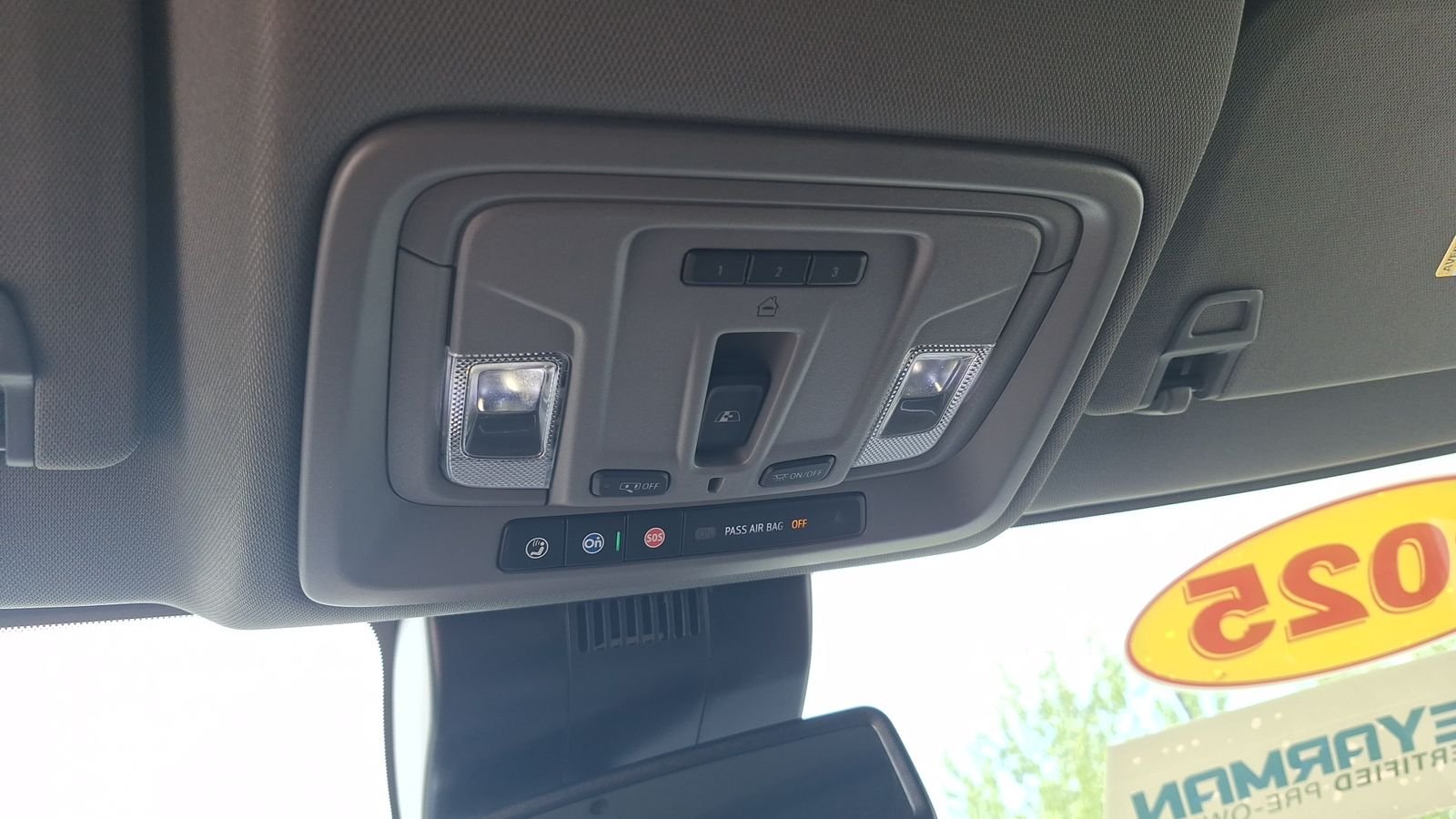 Used 2025 White GMC SLT image 26