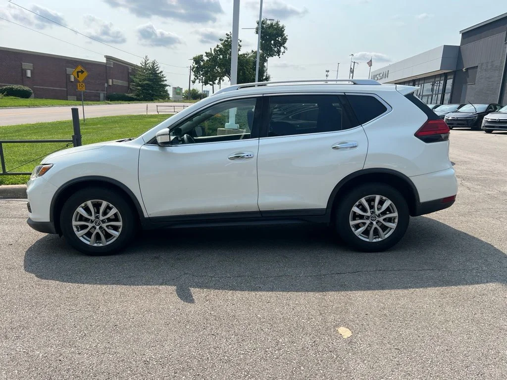 Used 2017 Nissan Rogue SV with VIN KNMAT2MT2HP566286 for sale in Kansas City