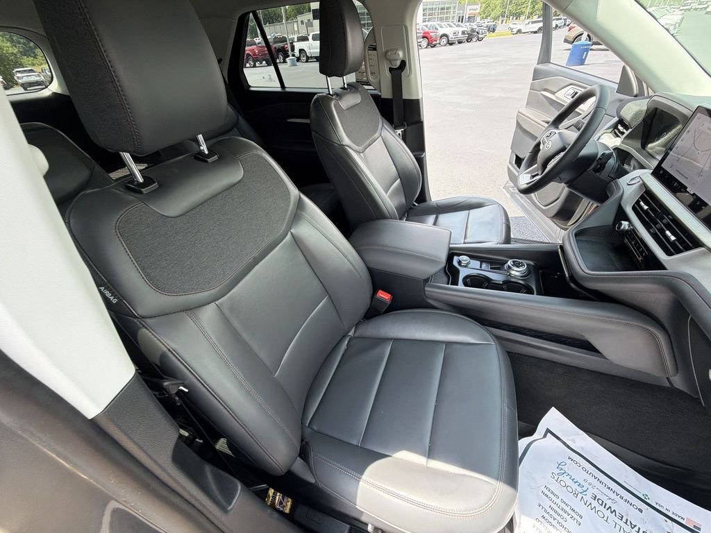 Used 2025 Gray Ford Active image 33
