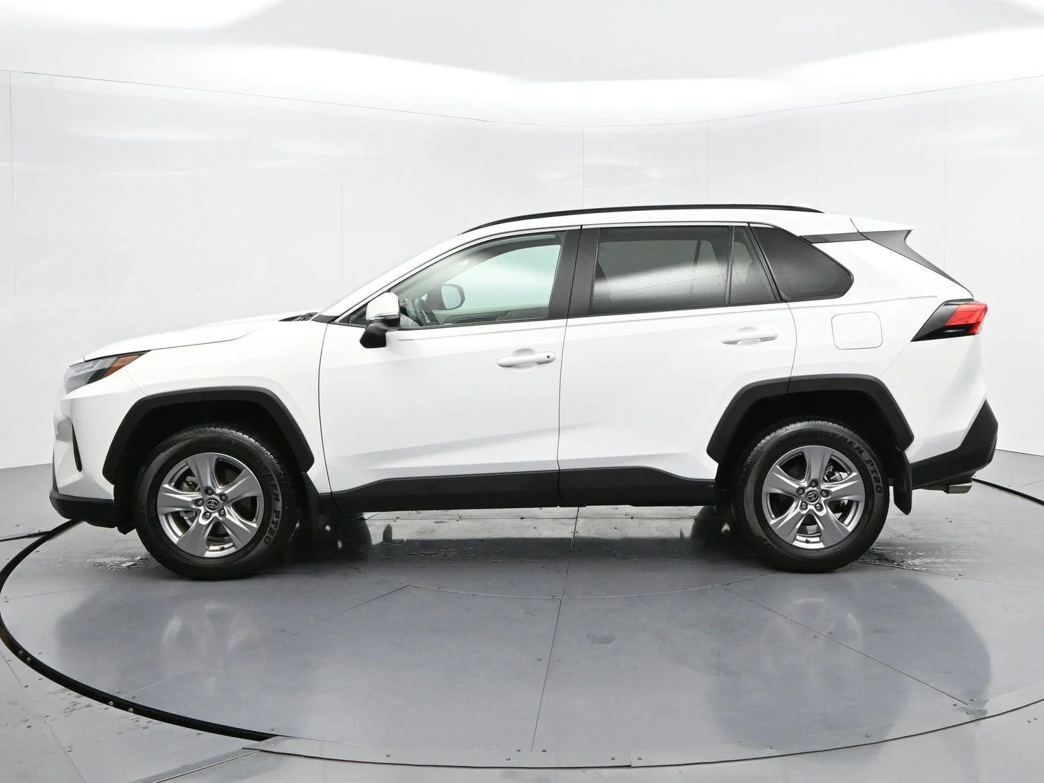 Used 2025 White Toyota XLE image 4