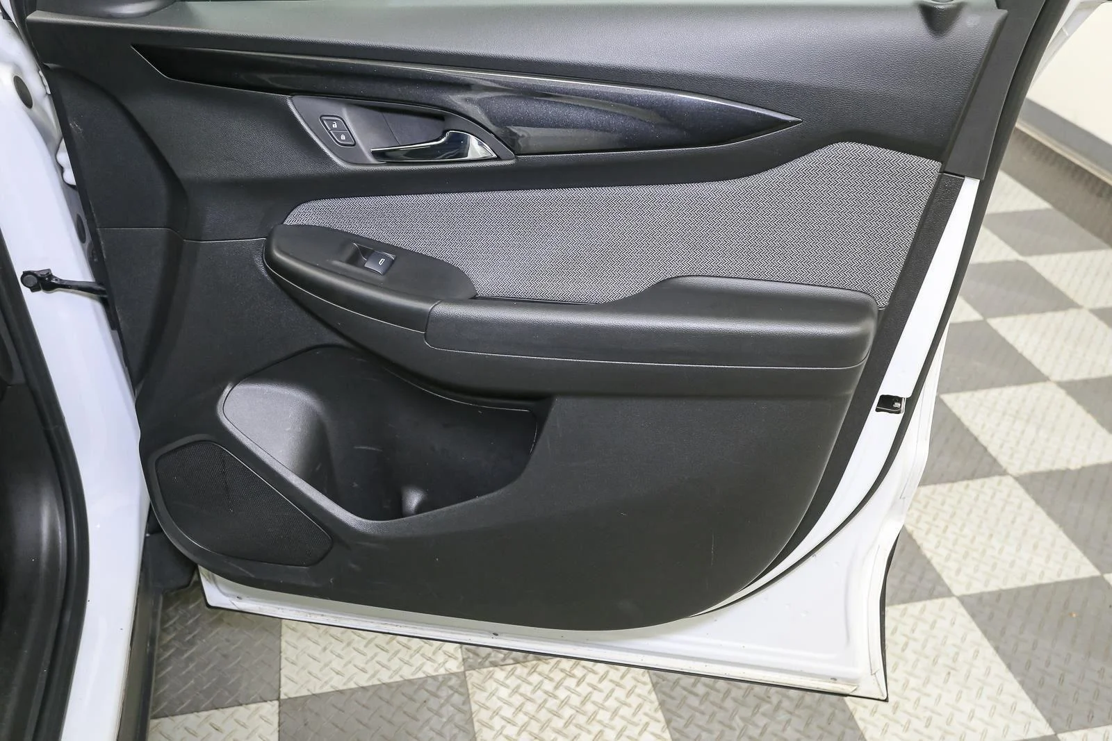Used 2024 Summit White Chevrolet LT image 18