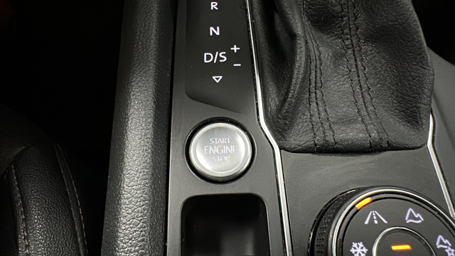 Used 2020 Deep Black Volkswagen 3.6L V6 SE image 21