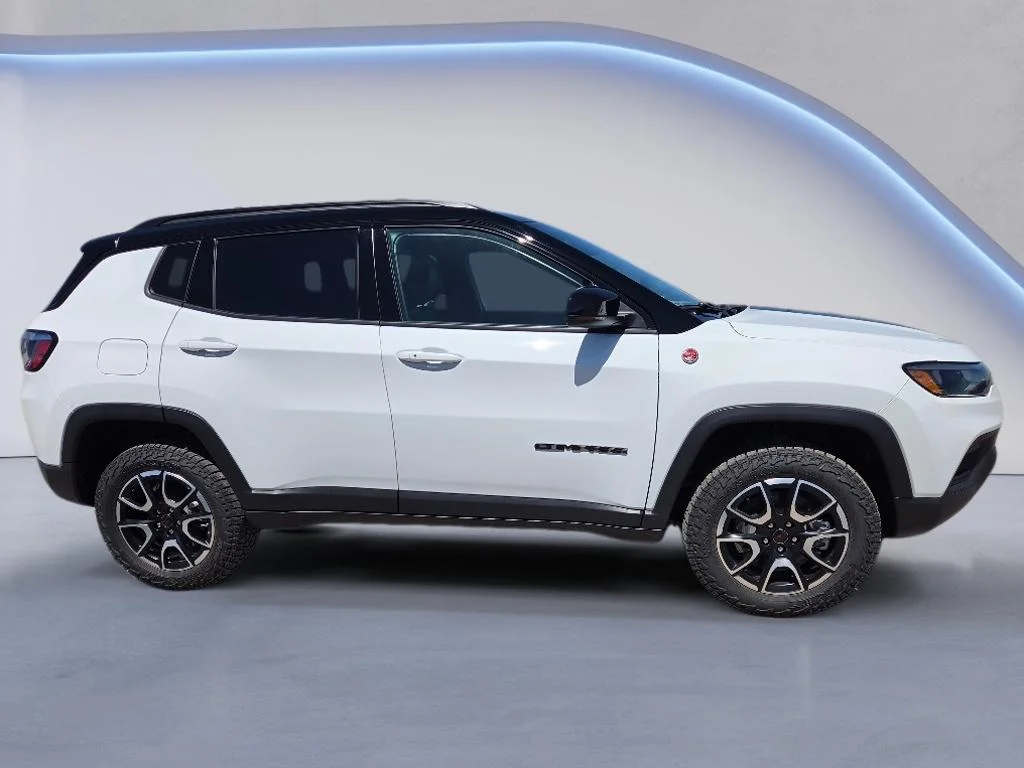 New 2026 Bright White Clear-Coat Exterior Paint Jeep Trailhawk image 11