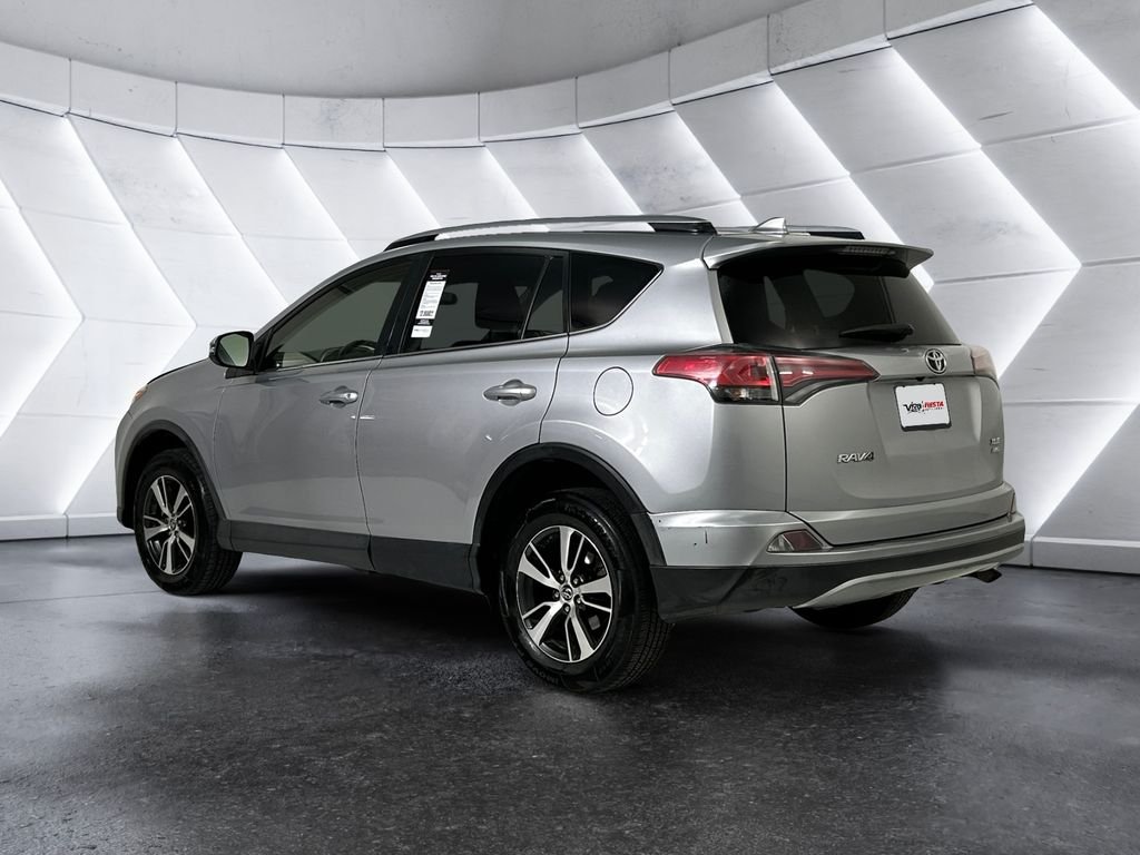 Used 2018 Silver Toyota XLE image 6