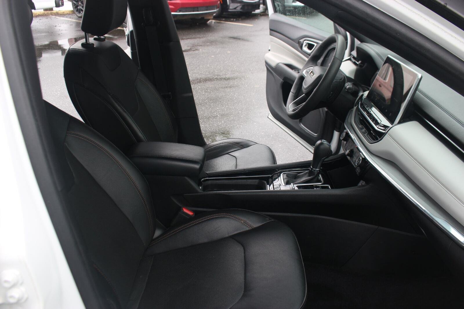 Used 2023  Jeep Limited image 29