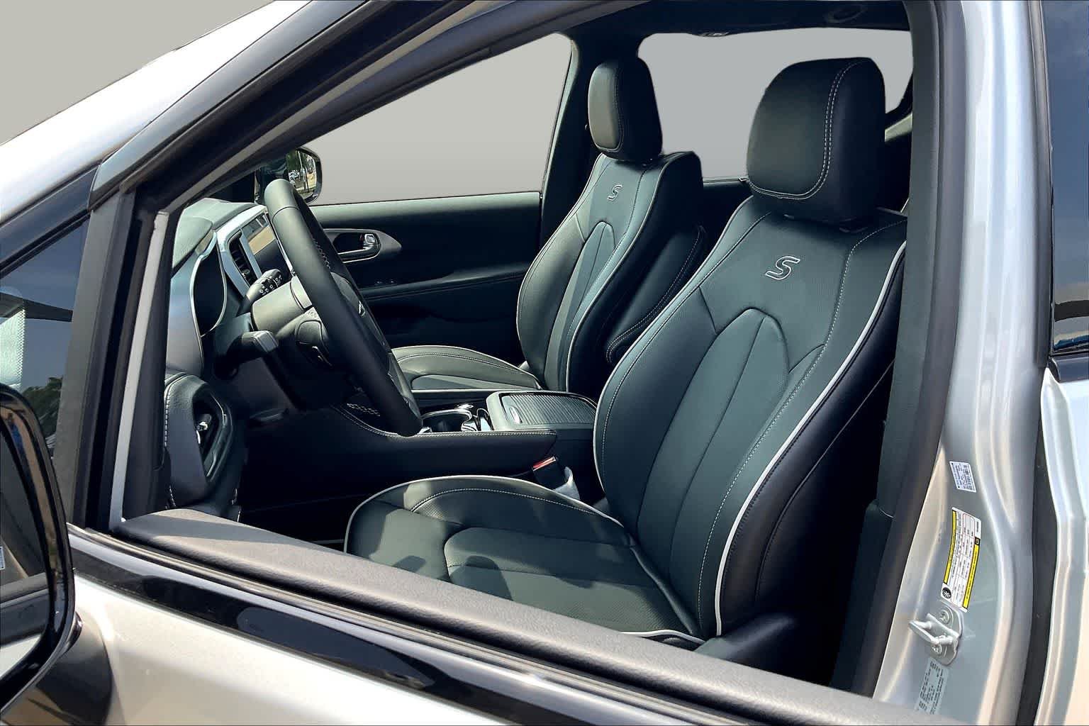 2026 Chrysler Pacifica Limited - Photo 9