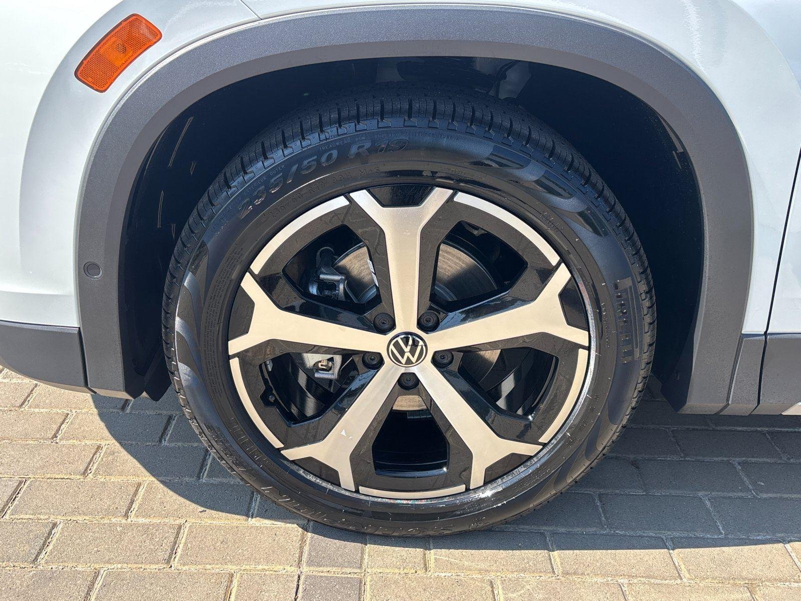 New 2026 pure white Volkswagen SE image 10